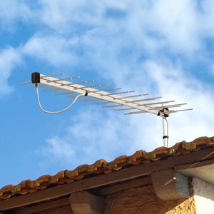 Antena LOG para TV Coletiva com Amplificador 35dB e Cabo 15m